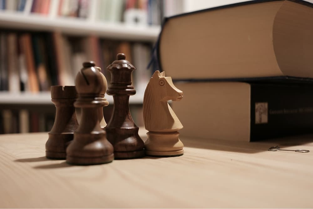 Pièces d'Échecs en bois sur un bureau
